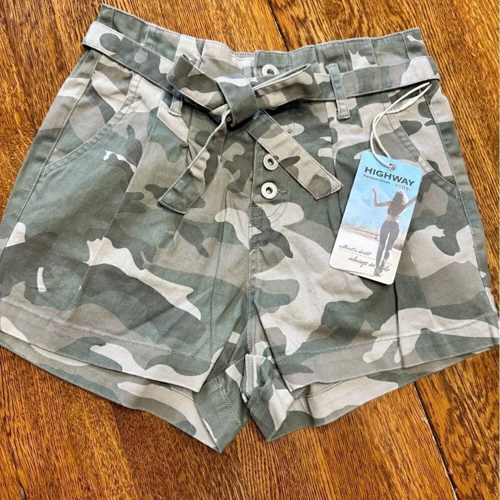 Highway jeans denim camo shorts with a tie belt. NWT. Size 3/4